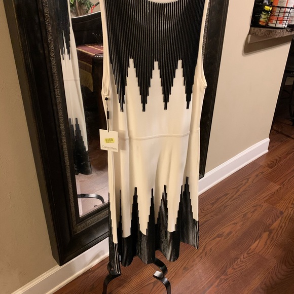 Dress - Picture 2 of 4